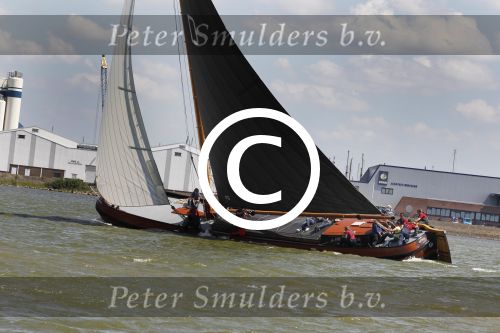 Lemmer, 4 Juli 2011
De SKS skutsjes zijn samen met de skutsjes uit de A-klasse van de IFKS ingedeeld in Klasse 1 Als fotograaf aan boord van de STRIIDBER met schipper Siebo Zijsling | uit Ijlst
Foto Peter Smulders BVâ€¨ (2-2-7)