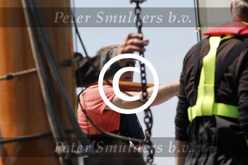 Lemmer, 4 Juli 2011
De SKS skutsjes zijn samen met de skutsjes uit de A-klasse van de IFKS ingedeeld in Klasse 1 Als fotograaf aan boord van de STRIIDBER met schipper Siebo Zijsling | uit Ijlst
Foto Peter Smulders BVâ€¨ (2-2-7)
