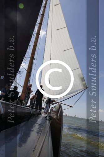 Lemmer, 4 Juli 2011
De SKS skutsjes zijn samen met de skutsjes uit de A-klasse van de IFKS ingedeeld in Klasse 1 Als fotograaf aan boord van de STRIIDBER met schipper Siebo Zijsling | uit Ijlst
Foto Peter Smulders BVâ€¨ (2-2-7)