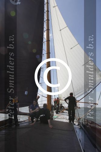 Lemmer, 4 Juli 2011
De SKS skutsjes zijn samen met de skutsjes uit de A-klasse van de IFKS ingedeeld in Klasse 1 Als fotograaf aan boord van de STRIIDBER met schipper Siebo Zijsling | uit Ijlst
Foto Peter Smulders BVâ€¨ (2-2-7)