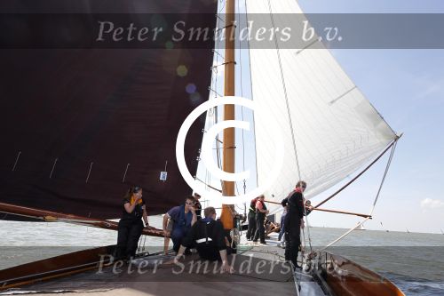Lemmer, 4 Juli 2011
De SKS skutsjes zijn samen met de skutsjes uit de A-klasse van de IFKS ingedeeld in Klasse 1 Als fotograaf aan boord van de STRIIDBER met schipper Siebo Zijsling | uit Ijlst
Foto Peter Smulders BVâ€¨ (2-2-7)