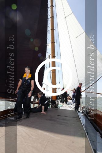 Lemmer, 4 Juli 2011
De SKS skutsjes zijn samen met de skutsjes uit de A-klasse van de IFKS ingedeeld in Klasse 1 Als fotograaf aan boord van de STRIIDBER met schipper Siebo Zijsling | uit Ijlst
Foto Peter Smulders BVâ€¨ (2-2-7)