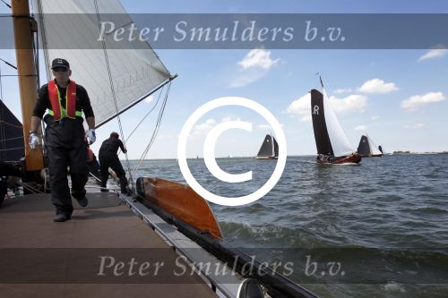 Lemmer, 4 Juli 2011
De SKS skutsjes zijn samen met de skutsjes uit de A-klasse van de IFKS ingedeeld in Klasse 1 Als fotograaf aan boord van de STRIIDBER met schipper Siebo Zijsling | uit Ijlst
Foto Peter Smulders BVâ€¨ (2-2-7)