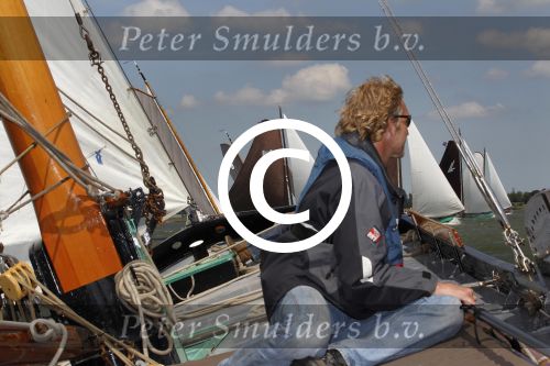Lemmer, 4 Juli 2011
De SKS skutsjes zijn samen met de skutsjes uit de A-klasse van de IFKS ingedeeld in Klasse 1 Als fotograaf aan boord van de STRIIDBER met schipper Siebo Zijsling | uit Ijlst
Foto Peter Smulders BVâ€¨ (2-2-7)