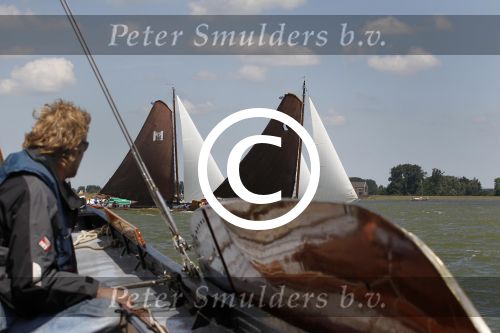Lemmer, 4 Juli 2011
De SKS skutsjes zijn samen met de skutsjes uit de A-klasse van de IFKS ingedeeld in Klasse 1 Als fotograaf aan boord van de STRIIDBER met schipper Siebo Zijsling | uit Ijlst
Foto Peter Smulders BVâ€¨ (2-2-7)