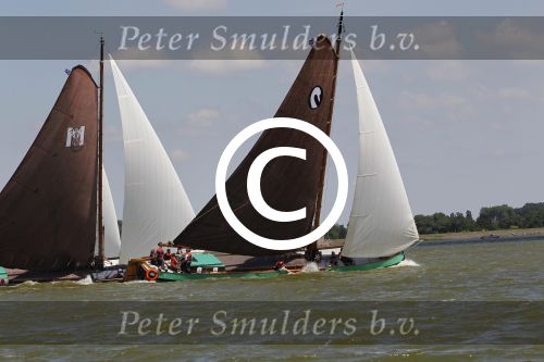 Lemmer, 4 Juli 2011
De SKS skutsjes zijn samen met de skutsjes uit de A-klasse van de IFKS ingedeeld in Klasse 1 Als fotograaf aan boord van de STRIIDBER met schipper Siebo Zijsling | uit Ijlst
Foto Peter Smulders BVâ€¨ (2-2-7)