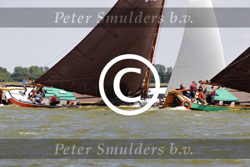 Lemmer, 4 Juli 2011
De SKS skutsjes zijn samen met de skutsjes uit de A-klasse van de IFKS ingedeeld in Klasse 1 Als fotograaf aan boord van de STRIIDBER met schipper Siebo Zijsling | uit Ijlst
Foto Peter Smulders BVâ€¨ (2-2-7)