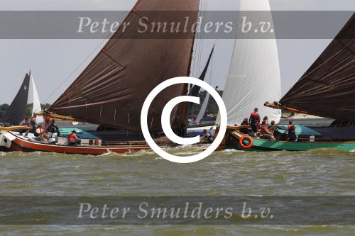 Lemmer, 4 Juli 2011
De SKS skutsjes zijn samen met de skutsjes uit de A-klasse van de IFKS ingedeeld in Klasse 1 Als fotograaf aan boord van de STRIIDBER met schipper Siebo Zijsling | uit Ijlst
Foto Peter Smulders BVâ€¨ (2-2-7)