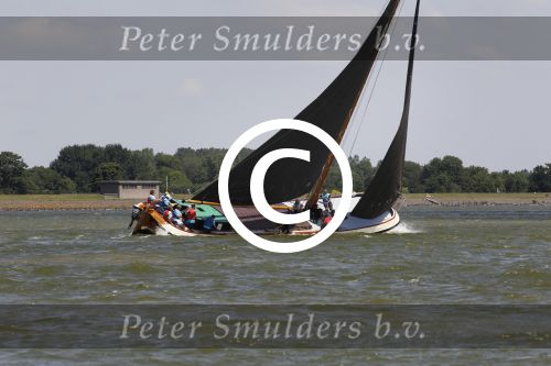 Lemmer, 4 Juli 2011
De SKS skutsjes zijn samen met de skutsjes uit de A-klasse van de IFKS ingedeeld in Klasse 1 Als fotograaf aan boord van de STRIIDBER met schipper Siebo Zijsling | uit Ijlst
Foto Peter Smulders BVâ€¨ (2-2-7)