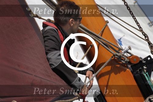 Lemmer, 4 Juli 2011
De SKS skutsjes zijn samen met de skutsjes uit de A-klasse van de IFKS ingedeeld in Klasse 1 Als fotograaf aan boord van de STRIIDBER met schipper Siebo Zijsling | uit Ijlst
Foto Peter Smulders BVâ€¨ (2-2-7)