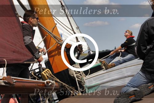 Lemmer, 4 Juli 2011
De SKS skutsjes zijn samen met de skutsjes uit de A-klasse van de IFKS ingedeeld in Klasse 1 Als fotograaf aan boord van de STRIIDBER met schipper Siebo Zijsling | uit Ijlst
Foto Peter Smulders BVâ€¨ (2-2-7)