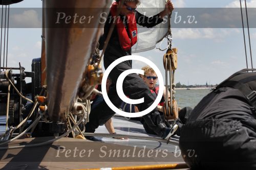 Lemmer, 4 Juli 2011
De SKS skutsjes zijn samen met de skutsjes uit de A-klasse van de IFKS ingedeeld in Klasse 1 Als fotograaf aan boord van de STRIIDBER met schipper Siebo Zijsling | uit Ijlst
Foto Peter Smulders BVâ€¨ (2-2-7)