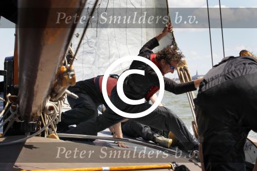 Lemmer, 4 Juli 2011
De SKS skutsjes zijn samen met de skutsjes uit de A-klasse van de IFKS ingedeeld in Klasse 1 Als fotograaf aan boord van de STRIIDBER met schipper Siebo Zijsling | uit Ijlst
Foto Peter Smulders BVâ€¨ (2-2-7)