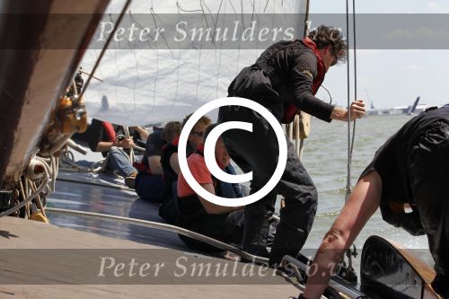 Lemmer, 4 Juli 2011
De SKS skutsjes zijn samen met de skutsjes uit de A-klasse van de IFKS ingedeeld in Klasse 1 Als fotograaf aan boord van de STRIIDBER met schipper Siebo Zijsling | uit Ijlst
Foto Peter Smulders BVâ€¨ (2-2-7)