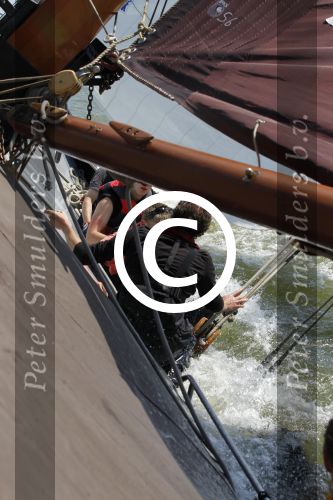 Lemmer, 4 Juli 2011
De SKS skutsjes zijn samen met de skutsjes uit de A-klasse van de IFKS ingedeeld in Klasse 1 Als fotograaf aan boord van de STRIIDBER met schipper Siebo Zijsling | uit Ijlst
Foto Peter Smulders BVâ€¨ (2-2-7)