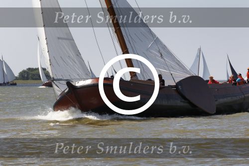 Lemmer, 4 Juli 2011
De SKS skutsjes zijn samen met de skutsjes uit de A-klasse van de IFKS ingedeeld in Klasse 1 Als fotograaf aan boord van de STRIIDBER met schipper Siebo Zijsling | uit Ijlst
Foto Peter Smulders BVâ€¨ (2-2-7)