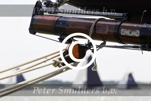 Lemmer, 4 Juli 2011
De SKS skutsjes zijn samen met de skutsjes uit de A-klasse van de IFKS ingedeeld in Klasse 1 Als fotograaf aan boord van de STRIIDBER met schipper Siebo Zijsling | uit Ijlst
Foto Peter Smulders BVâ€¨ (2-2-7)
