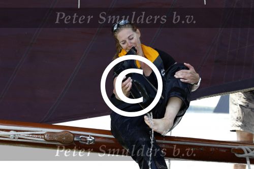 Lemmer, 4 Juli 2011
De SKS skutsjes zijn samen met de skutsjes uit de A-klasse van de IFKS ingedeeld in Klasse 1 Als fotograaf aan boord van de STRIIDBER met schipper Siebo Zijsling | uit Ijlst
Foto Peter Smulders BVâ€¨ (2-2-7)