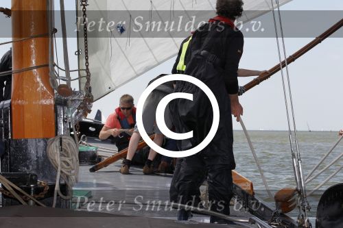 Lemmer, 4 Juli 2011
De SKS skutsjes zijn samen met de skutsjes uit de A-klasse van de IFKS ingedeeld in Klasse 1 Als fotograaf aan boord van de STRIIDBER met schipper Siebo Zijsling | uit Ijlst
Foto Peter Smulders BVâ€¨ (2-2-7)