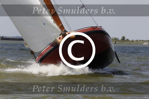 Lemmer, 4 Juli 2011
De SKS skutsjes zijn samen met de skutsjes uit de A-klasse van de IFKS ingedeeld in Klasse 1 Als fotograaf aan boord van de STRIIDBER met schipper Siebo Zijsling | uit Ijlst
Foto Peter Smulders BVâ€¨ (2-2-7)