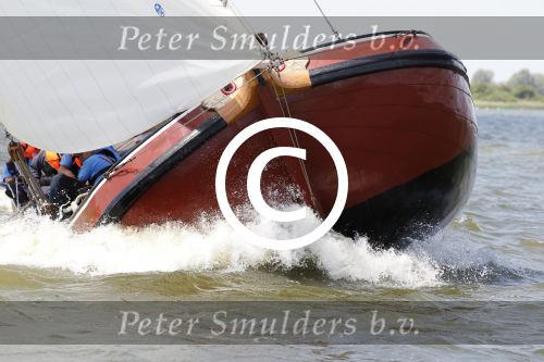 Lemmer, 4 Juli 2011
De SKS skutsjes zijn samen met de skutsjes uit de A-klasse van de IFKS ingedeeld in Klasse 1 Als fotograaf aan boord van de STRIIDBER met schipper Siebo Zijsling | uit Ijlst
Foto Peter Smulders BVâ€¨ (2-2-7)