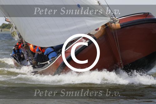 Lemmer, 4 Juli 2011
De SKS skutsjes zijn samen met de skutsjes uit de A-klasse van de IFKS ingedeeld in Klasse 1 Als fotograaf aan boord van de STRIIDBER met schipper Siebo Zijsling | uit Ijlst
Foto Peter Smulders BVâ€¨ (2-2-7)