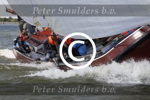 Lemmer, 4 Juli 2011
De SKS skutsjes zijn samen met de skutsjes uit de A-klasse van de IFKS ingedeeld in Klasse 1 Als fotograaf aan boord van de STRIIDBER met schipper Siebo Zijsling | uit Ijlst
Foto Peter Smulders BVâ€¨ (2-2-7)
