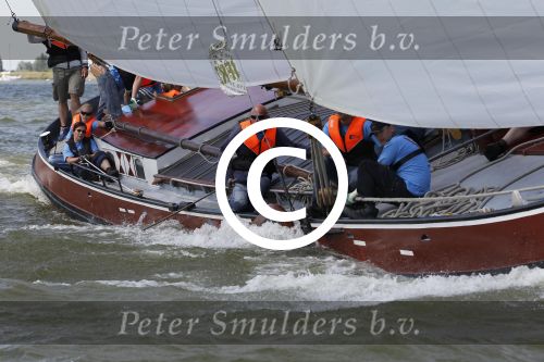 Lemmer, 4 Juli 2011
De SKS skutsjes zijn samen met de skutsjes uit de A-klasse van de IFKS ingedeeld in Klasse 1 Als fotograaf aan boord van de STRIIDBER met schipper Siebo Zijsling | uit Ijlst
Foto Peter Smulders BVâ€¨ (2-2-7)