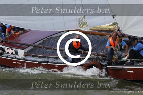 Lemmer, 4 Juli 2011
De SKS skutsjes zijn samen met de skutsjes uit de A-klasse van de IFKS ingedeeld in Klasse 1 Als fotograaf aan boord van de STRIIDBER met schipper Siebo Zijsling | uit Ijlst
Foto Peter Smulders BVâ€¨ (2-2-7)