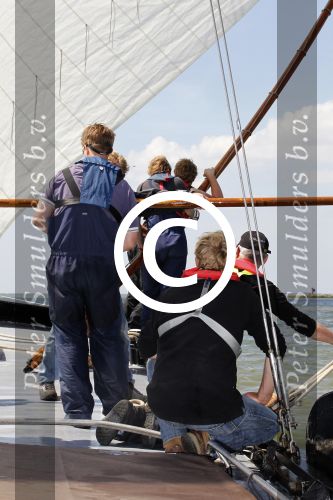 Lemmer, 4 Juli 2011
De SKS skutsjes zijn samen met de skutsjes uit de A-klasse van de IFKS ingedeeld in Klasse 1 Als fotograaf aan boord van de STRIIDBER met schipper Siebo Zijsling | uit Ijlst
Foto Peter Smulders BVâ€¨ (2-2-7)