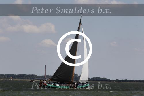 Lemmer, 4 Juli 2011
De SKS skutsjes zijn samen met de skutsjes uit de A-klasse van de IFKS ingedeeld in Klasse 1 Als fotograaf aan boord van de STRIIDBER met schipper Siebo Zijsling | uit Ijlst
Foto Peter Smulders BVâ€¨ (2-2-7)