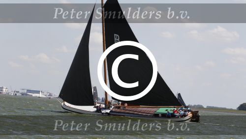 Lemmer, 4 Juli 2011
De SKS skutsjes zijn samen met de skutsjes uit de A-klasse van de IFKS ingedeeld in Klasse 1 Als fotograaf aan boord van de STRIIDBER met schipper Siebo Zijsling | uit Ijlst
Foto Peter Smulders BVâ€¨ (2-2-7)
