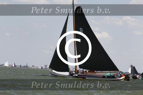 Lemmer, 4 Juli 2011
De SKS skutsjes zijn samen met de skutsjes uit de A-klasse van de IFKS ingedeeld in Klasse 1 Als fotograaf aan boord van de STRIIDBER met schipper Siebo Zijsling | uit Ijlst
Foto Peter Smulders BVâ€¨ (2-2-7)