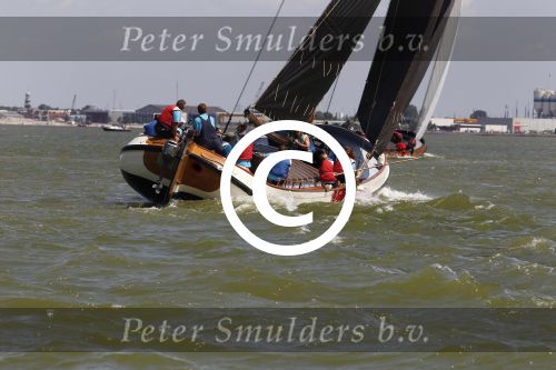 Lemmer, 4 Juli 2011
De SKS skutsjes zijn samen met de skutsjes uit de A-klasse van de IFKS ingedeeld in Klasse 1 Als fotograaf aan boord van de STRIIDBER met schipper Siebo Zijsling | uit Ijlst
Foto Peter Smulders BVâ€¨ (2-2-7)