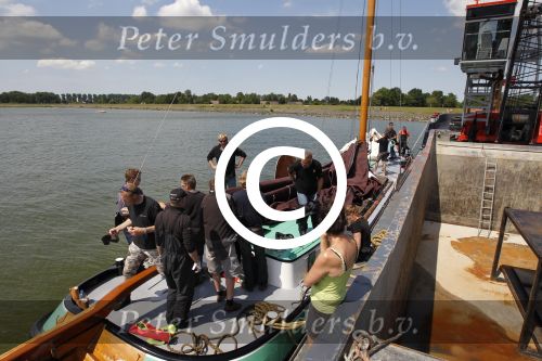 Lemmer, 4 Juli 2011
De SKS skutsjes zijn samen met de skutsjes uit de A-klasse van de IFKS ingedeeld in Klasse 1 Als fotograaf aan boord van de STRIIDBER met schipper Siebo Zijsling | uit Ijlst
Foto Peter Smulders BVâ€¨ (2-2-7)