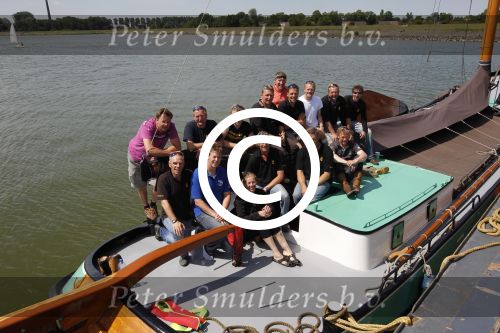 Lemmer, 4 Juli 2011
De SKS skutsjes zijn samen met de skutsjes uit de A-klasse van de IFKS ingedeeld in Klasse 1 Als fotograaf aan boord van de STRIIDBER met schipper Siebo Zijsling | uit Ijlst
Foto Peter Smulders BVâ€¨ (2-2-7)