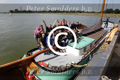 Lemmer, 4 Juli 2011
De SKS skutsjes zijn samen met de skutsjes uit de A-klasse van de IFKS ingedeeld in Klasse 1 Als fotograaf aan boord van de STRIIDBER met schipper Siebo Zijsling | uit Ijlst
Foto Peter Smulders BVâ€¨ (2-2-7)