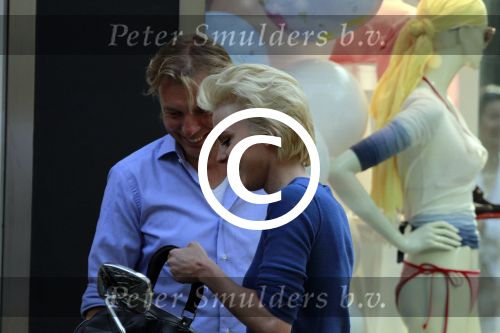 Amsterdam 5 mei 2011
Stacey Rookhuizen met een kennis op de scooter in amsterdam.
Peter Smulders bv