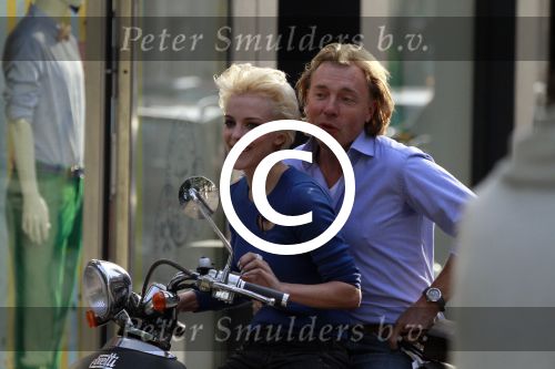 Amsterdam 5 mei 2011
Stacey Rookhuizen met een kennis op de scooter in amsterdam.
Peter Smulders bv