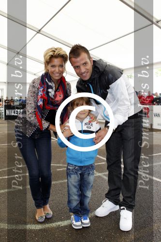 Beverwijk 29 mei 2011
Rafael Sylvie en Damian v d Vaart bij het voetbaaltournooi dat rafael elk jaar organiseert.
Peter Smulders bv