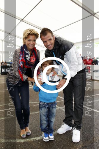 Beverwijk 29 mei 2011
Rafael Sylvie en Damian v d Vaart bij het voetbaaltournooi dat rafael elk jaar organiseert.
Peter Smulders bv