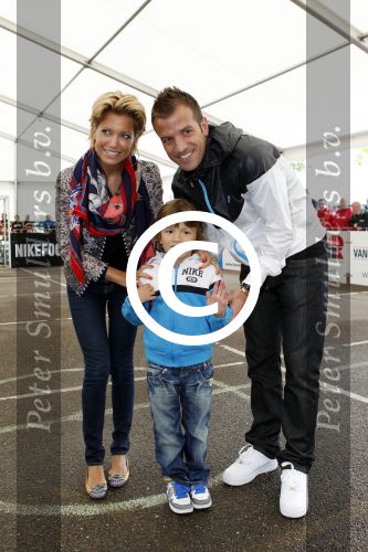 Beverwijk 29 mei 2011
Rafael Sylvie en Damian v d Vaart bij het voetbaaltournooi dat rafael elk jaar organiseert.
Peter Smulders bv