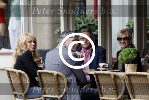 Amsterdam 19 mei 2011
Patricia Paay Tatjana en de producent van het programma wie kiest tatjana op terras.
Peter Smulders bv