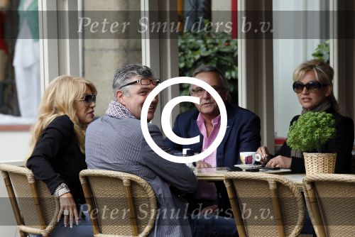 Amsterdam 19 mei 2011
Patricia Paay Tatjana en de producent van het programma wie kiest tatjana op terras.
Peter Smulders bv