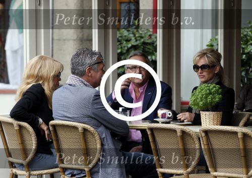 Amsterdam 19 mei 2011
Patricia Paay Tatjana en de producent van het programma wie kiest tatjana op terras.
Peter Smulders bv