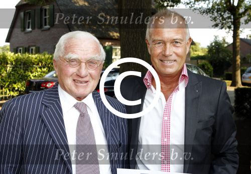 Cromvoirt 11 juni 2011
Verjaardsagsfeestje Albert Verlinde en Onno Hoes ( beide 50 jaar oud geworden)
bij hun huis / boerderij. Thierry en de Vroedt
Peter Smulders bv