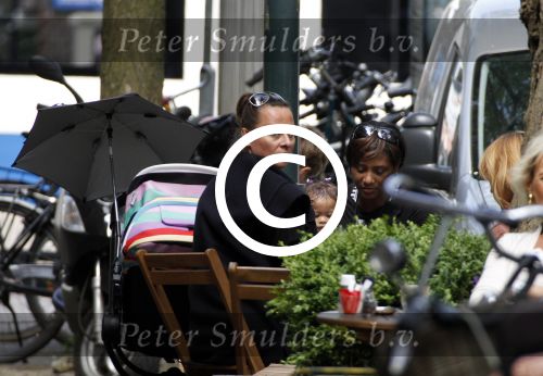 Amsterdam 10 mei 2011
Edsilia Rombley met dochter op terras. met tante Trijntje Oosterhuis
Peter Smulders bv