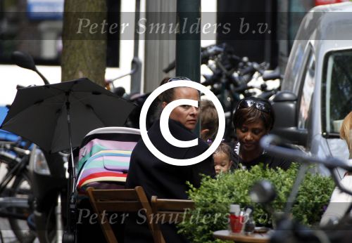 Amsterdam 10 mei 2011
Edsilia Rombley met dochter op terras. met tante Trijntje Oosterhuis
Peter Smulders bv