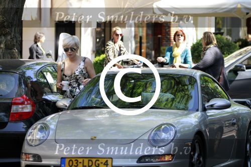 Amsterdam 1 juni 2011
Victoria Koblenko stapt in porsche van haar ex vriend Chevchenko.
Peter Smulders bv
