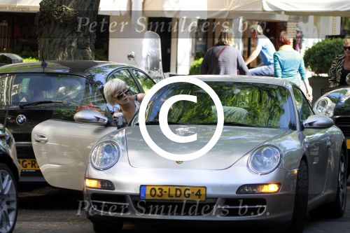 Amsterdam 1 juni 2011
Victoria Koblenko stapt in porsche van haar ex vriend Chevchenko.
Peter Smulders bv